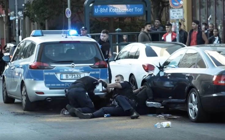 Αστυνομικοί στο Βερολίνο χτυπούν άγρια μαύρο άνδρα (βίντεο)
